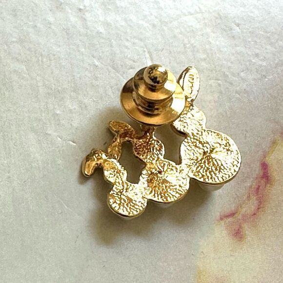 Avon bunny gold tone faux pearl pin - Picture 3 of 8
